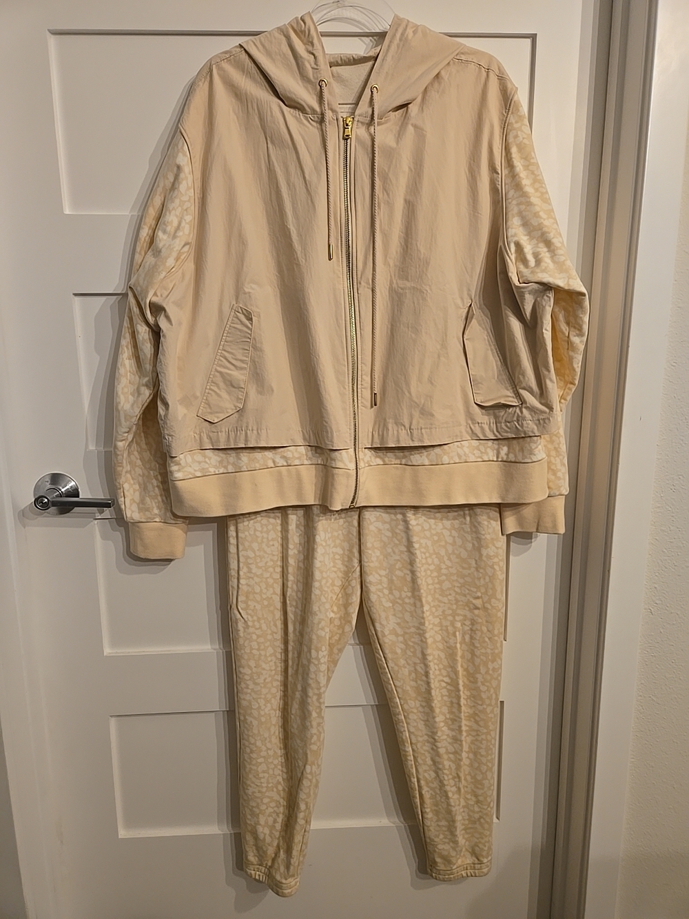 Fabletics Active SET: Lisi Boxy Jkt & Chloe Slim Cream Joggers